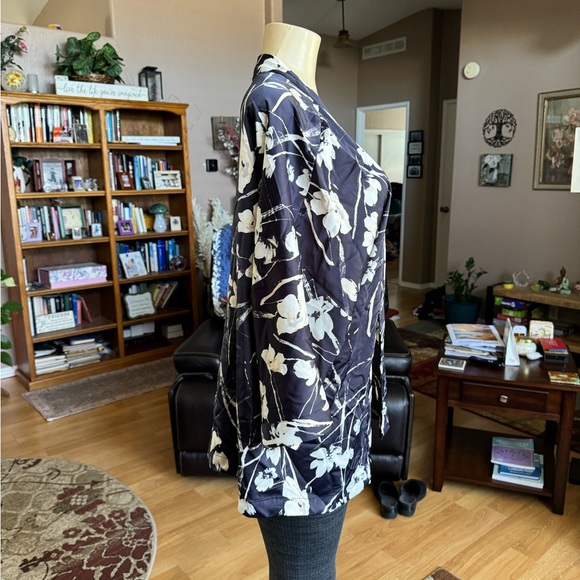 Paraphrase silky blue & white short sleeve cardigan-size L - Picture 3 of 9